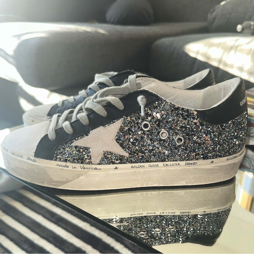 NWOB GOLDEN GOOSE
Superstar Glitter Low-Top Sneakers